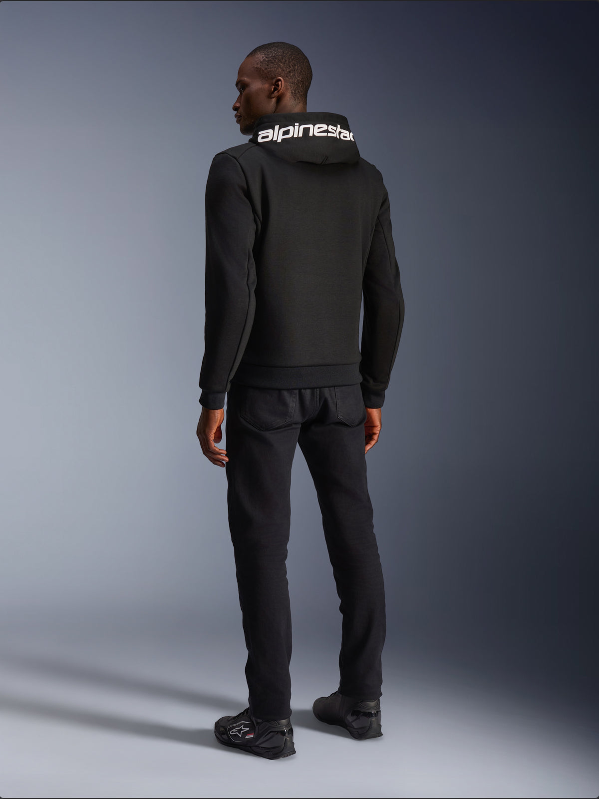 Alpinestars Chrome V2 Sport Kapuzenjacke, urbane Herren-Motorradjacke, Schwarz und Weiß, Rückansicht mit Logo auf der Kapuze.