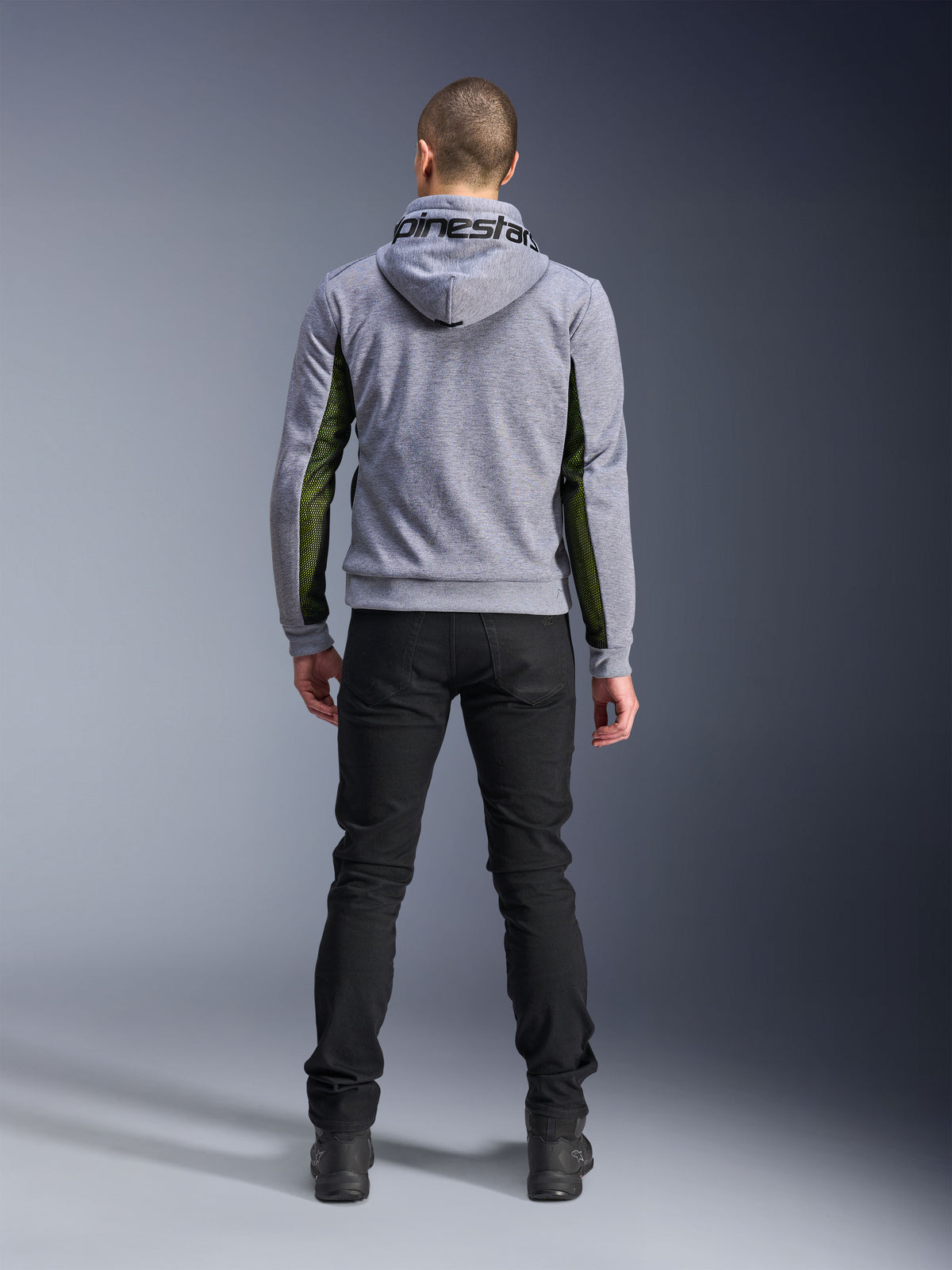 Alpinestars Chrome Air Sport Hoodie, Grau Meliert Schwarz, Rückansicht des Motorrad-Hoodies mit grünen High-Flow-Mesh-Einsätzen an den Seiten und Ärmeln, Tech-Fleece-Konstruktion mit Alpinestars-Branding auf der Kapuze, kombiniert mit schwarzer Hose