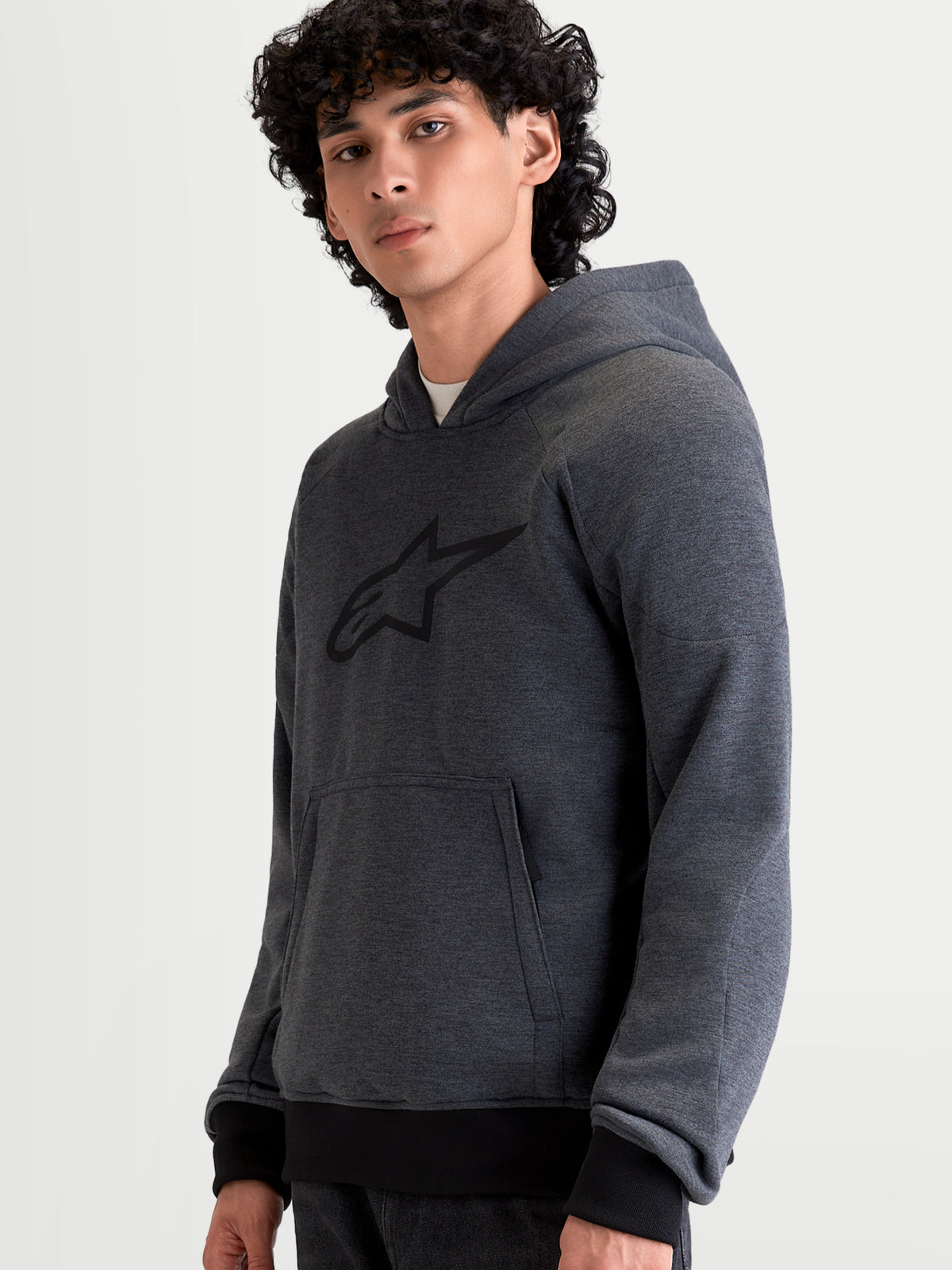 Alpinestars Ageless Kapuzenpullover, urbaner Motorrad-Kapuzenpullover für Herren in Asphalt Melange Grau, mit fester Kapuze und Kängurutasche, getragen von einem männlichen Model