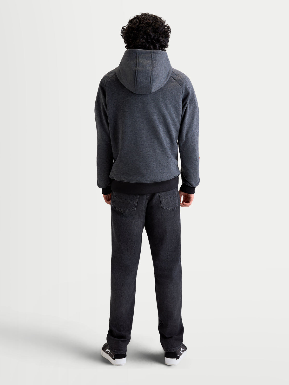 Alpinestars Ageless Hoodie, Herren-Urban-Motorradjacke in Asphalt-Melange-Grau, Rückansicht mit einem Model, das den Textil-Fahr-Hoodie mit fester Kapuze und verstärkter Rückenkonstruktion trägt