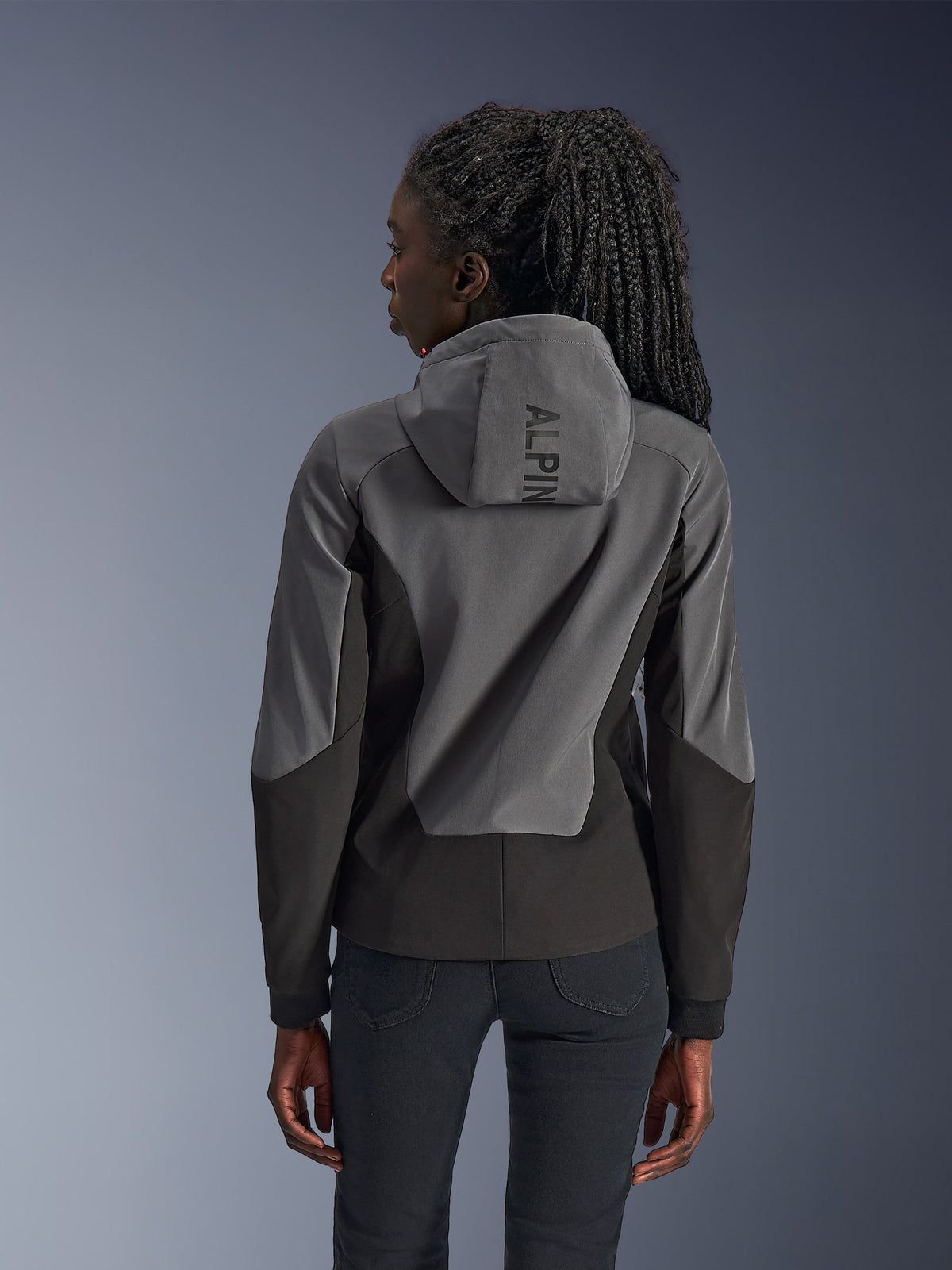 Alpinestars Stella Radium Tech Hoodie für Damen, Rückansicht, Deep Gray Black, zweifarbige grau-schwarze winddichte 3-Lagen-Tech-Shell, Alpinestars-Schriftzug auf der Kapuze, urbane Motorradbekleidung mit athletischer Passform