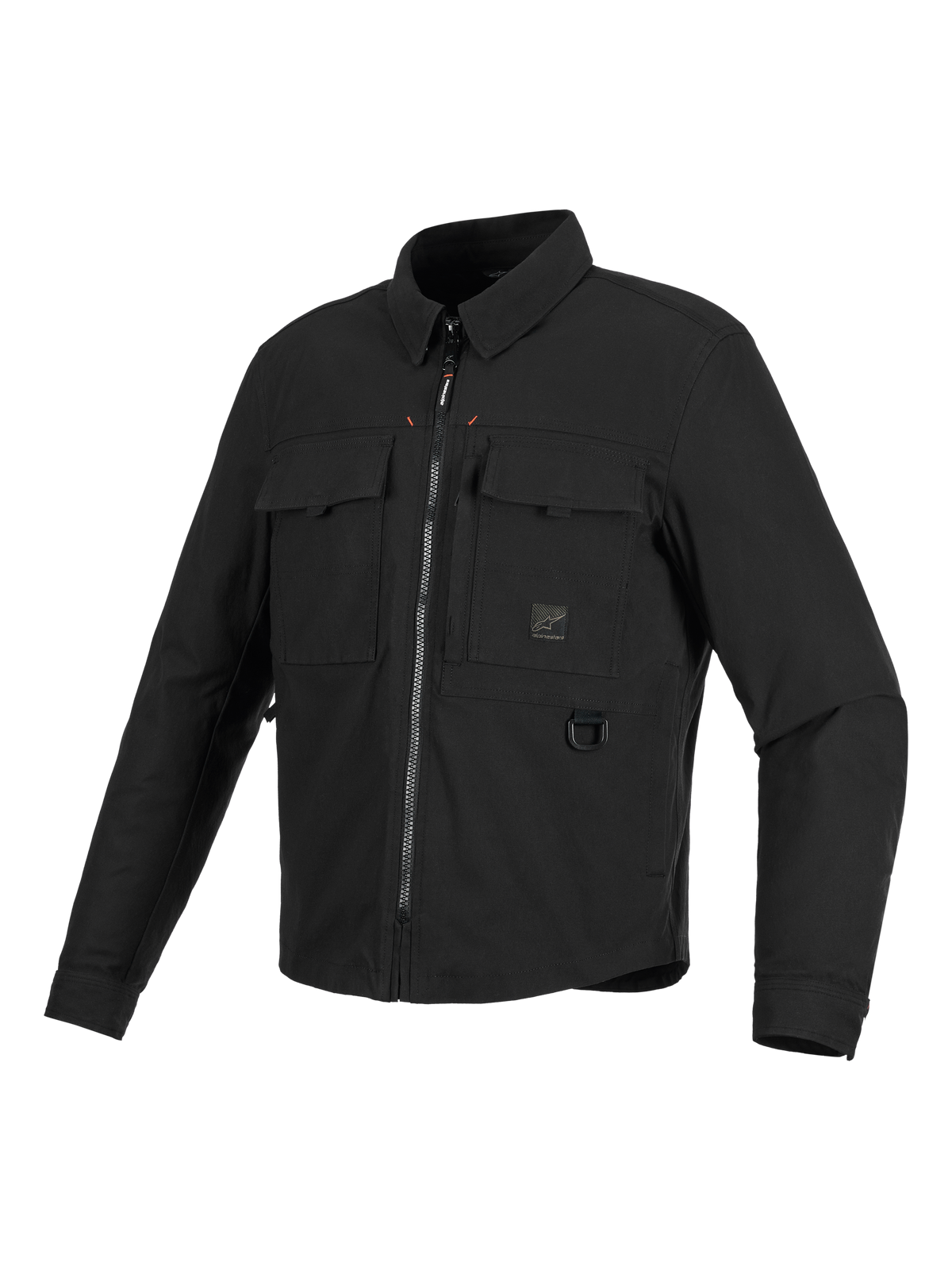 Alpinestars Bryon Water Resistant Overshirt, schwarze Motorradjacke, Dreiviertel-Frontansicht, von Workwear inspiriertes Design mit Cargo-Brusttaschen, Metall-D-Ring und Frontreißverschluss, strapazierfähige gewachste Canvas-Struktur.