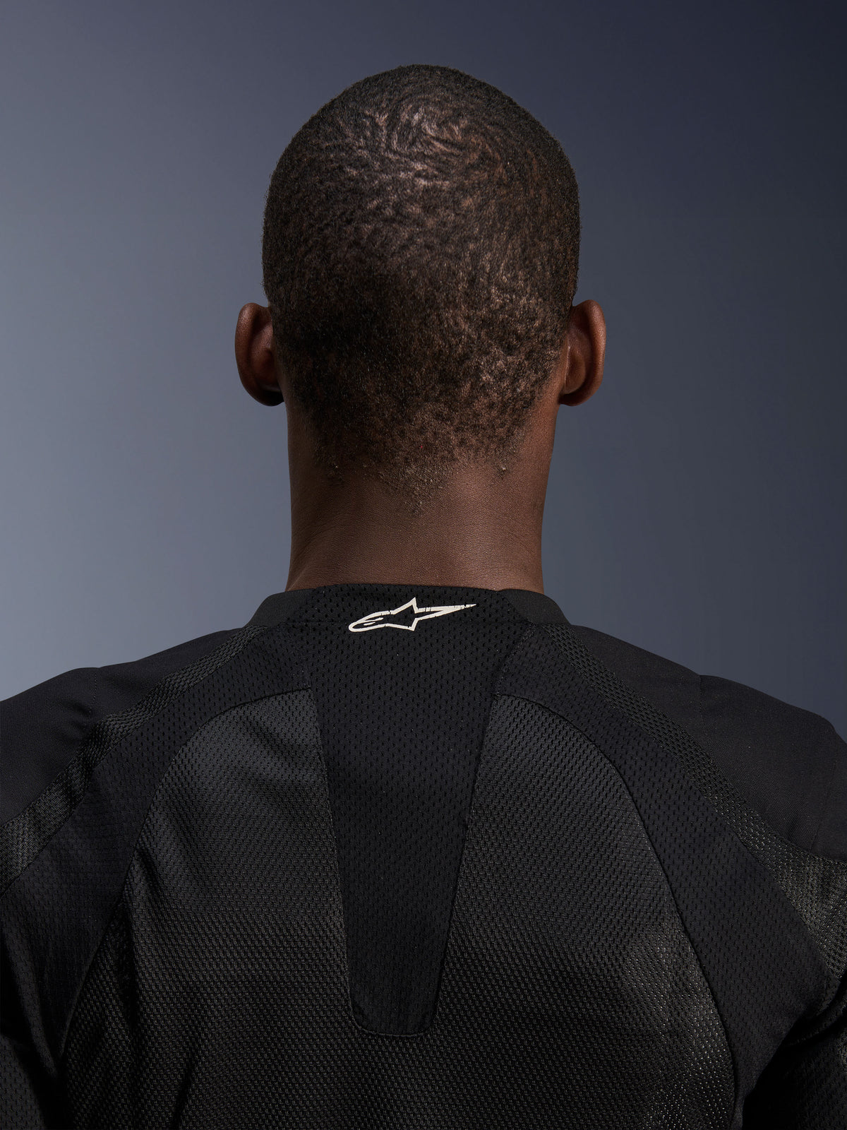 Alpinestars Troop-Air Jacke, Herren-Motorradjacke, Schwarz, Tech-Mesh mit weißem Logo im Nackenbereich, maximale Belüftung.