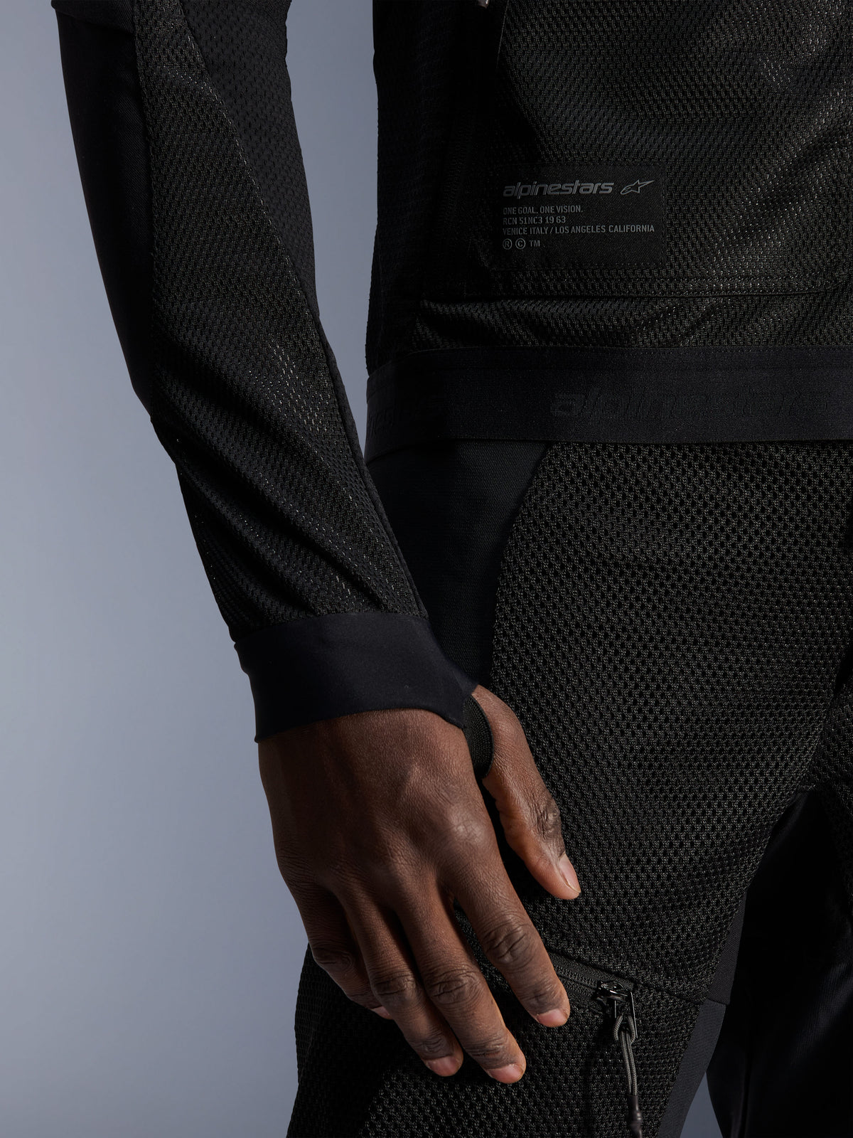 Alpinestars Troop-Air Jacke, schwarze urbane Sommer-Motorradjacke mit technischem Mesh und Daumenschlaufen.
