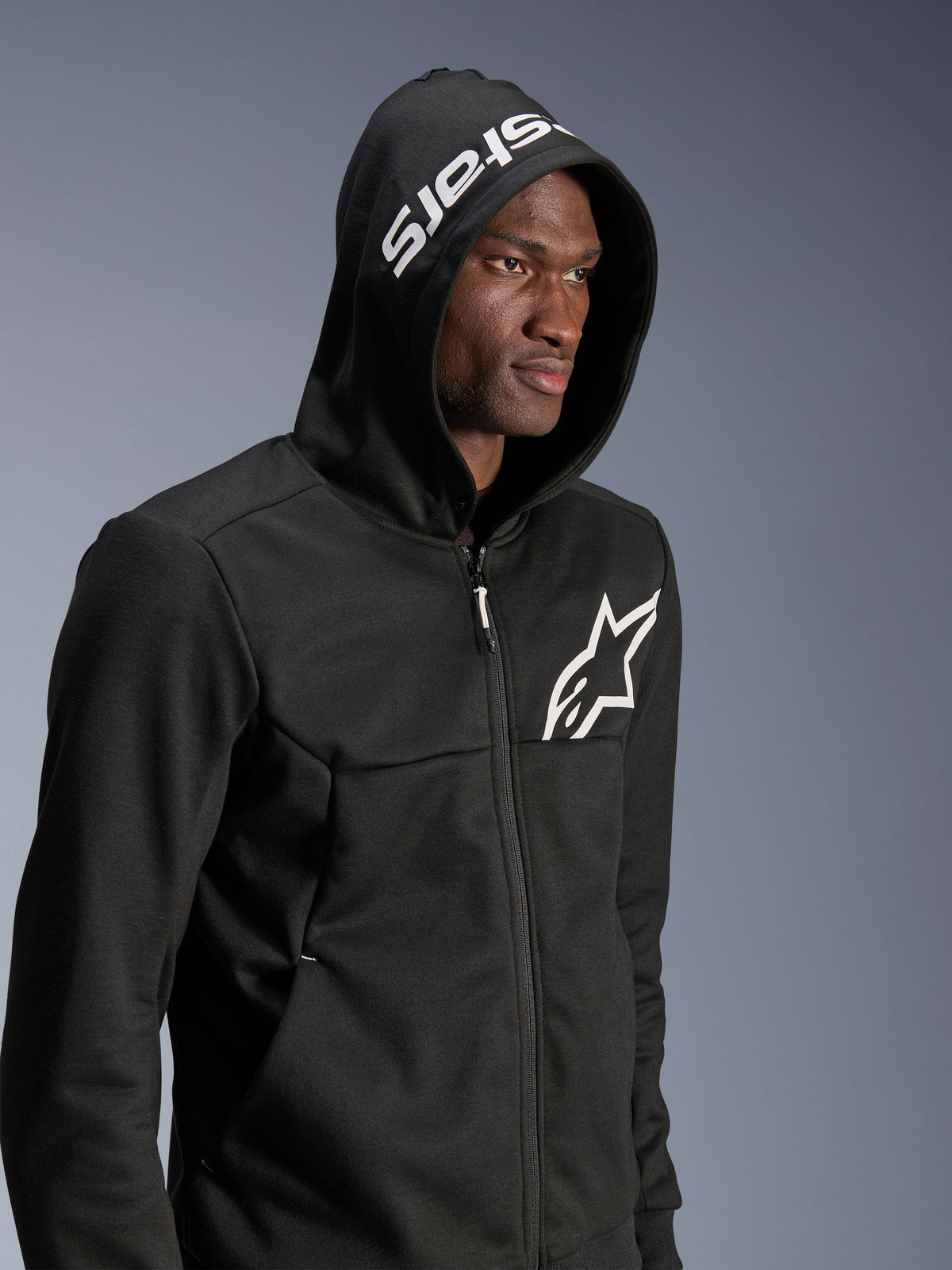 Alpinestars Chrome V2 Sport Kapuzenjacke, urbaner Herren-Motorrad-Hoodie, Schwarz und Weiß, Tech-Fleece, mit aufgesetzter Kapuze.
