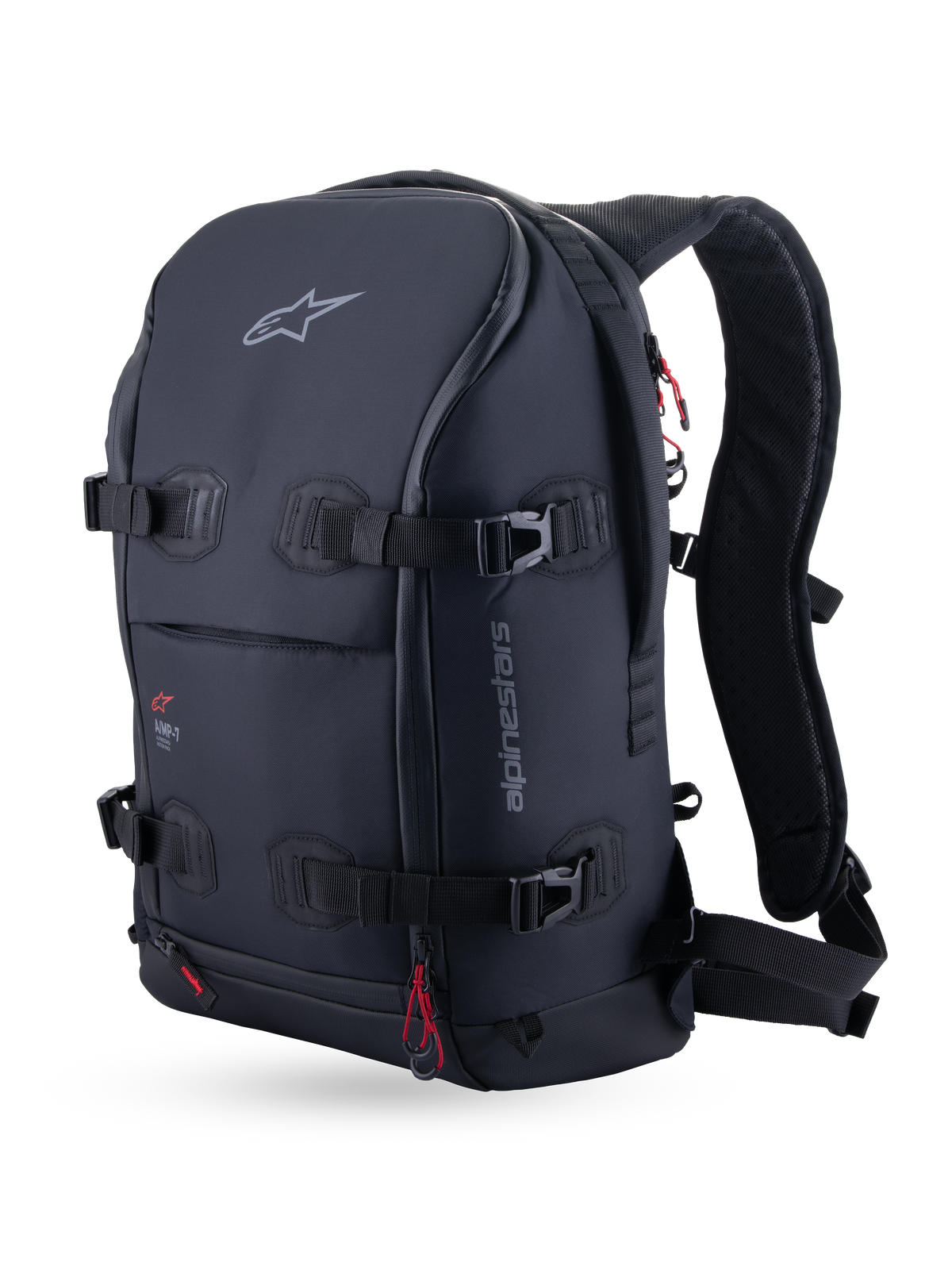 Alpinestars AMP-7 Rucksack, technischer Motorrad-Touring-Rucksack, Schwarz, Schrägansicht von vorne mit vier Last-Kompressionsriemen, ergonomisch gepolsterten Schultergurten und roten Akzent-Zippern.