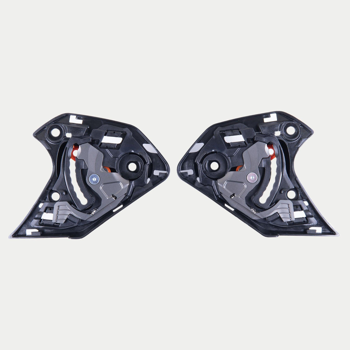 Alpinestars Supertech R10 Visiermechanismus, Helmzubehör, Schwarz, ein Paar Ersatz-Visiermechanismen für S-R10 Helme, detailreiche schwarze Kunststoffkomponenten mit sichtbaren Metall- und orangefarbenen mechanischen Teilen, wesentliche Hardware für die Funktion des Helmvisiers.