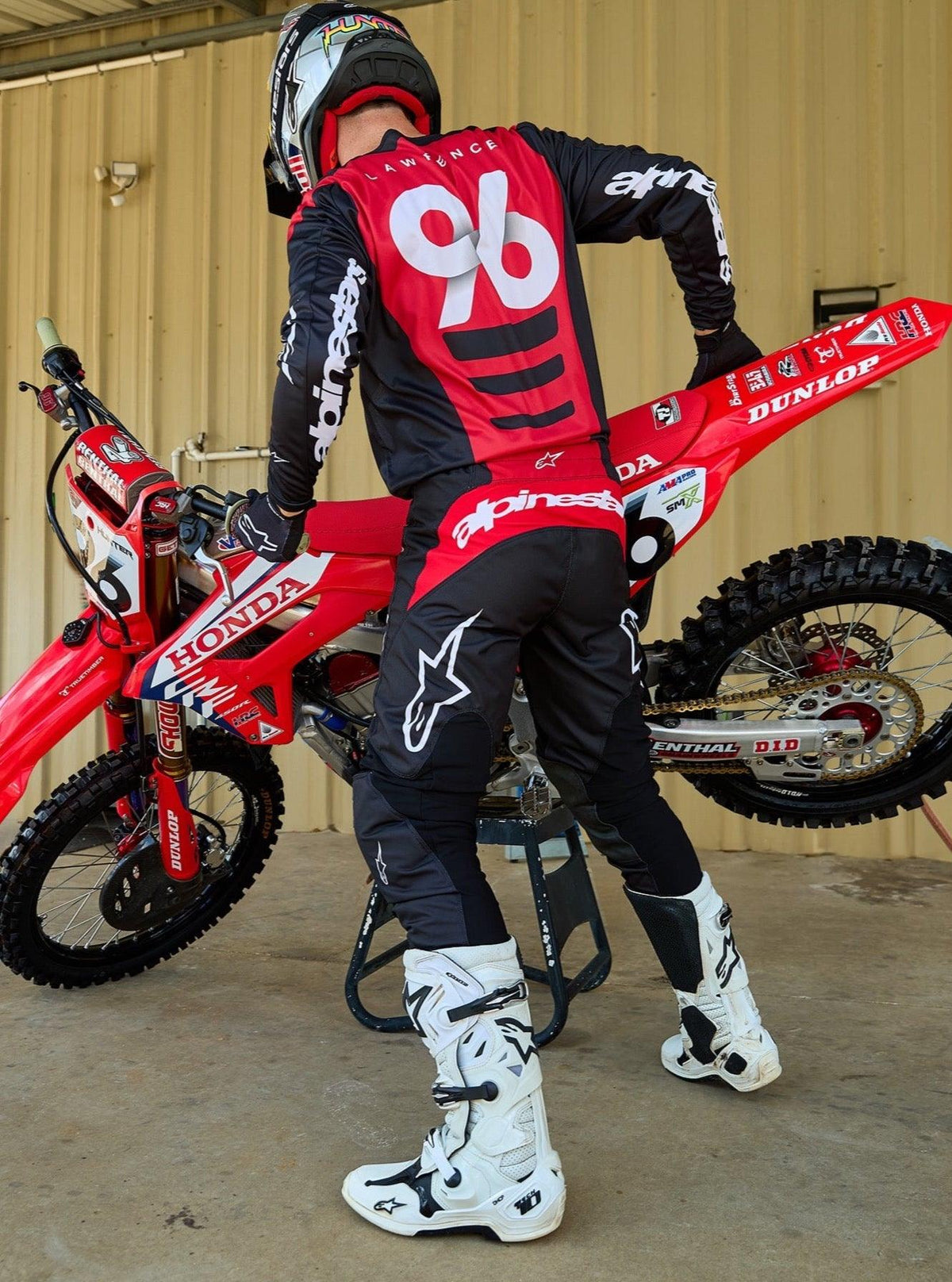 Alpinestars 2025 Fluid Haul Bekleidungsset, Motocross-Trikot und -Hose, Schwarz und Rot, Fahrer 96 mit Dirtbike.
