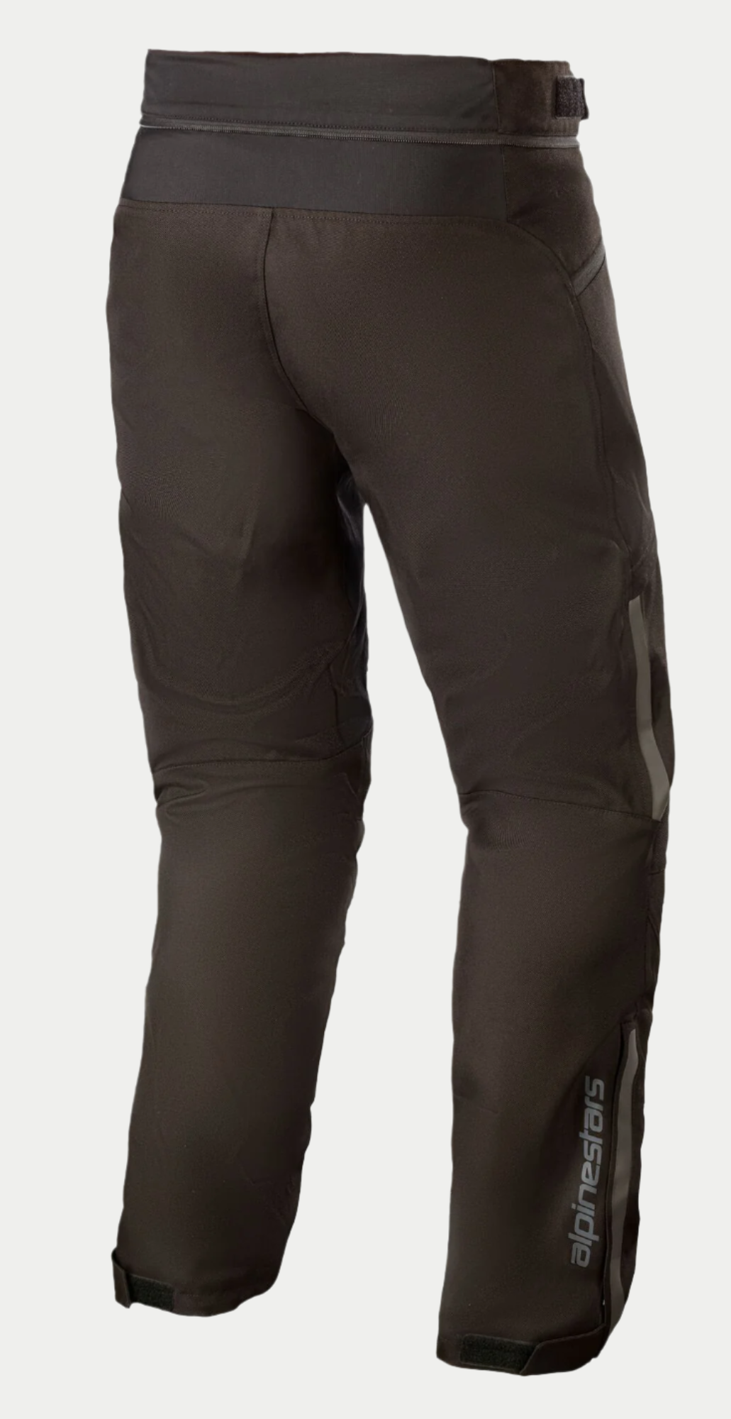 Alpinestars AST-1 V2 Wasserdichte Hose - Short, Schwarze Motorradhose, Rückansicht mit strapazierfähiger Textilkonstruktion, reflektierendem Alpinestars-Logo am Unterschenkel, Taillen-Verbindungsreißverschluss und verstellbarem Klettverschluss-Taillengürtel