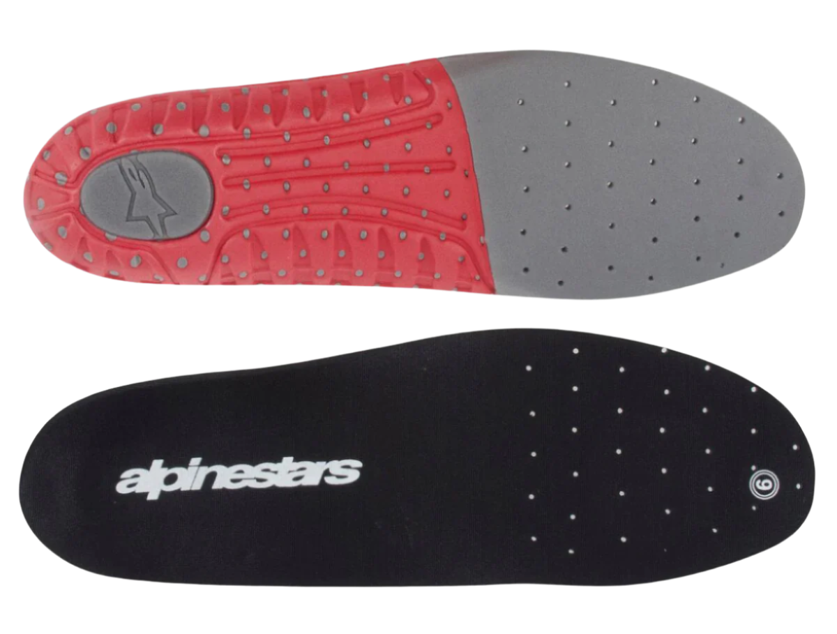 Alpinestars Tech 7 Einlegesohle, Ersatz-Einlegesohle für Tech 7 Motocross-Stiefel, Dunkelgrau und Rot, schwarze Oberseite mit weißem Branding, rot-grau strukturierte Unterseite, perforiert für Atmungsaktivität