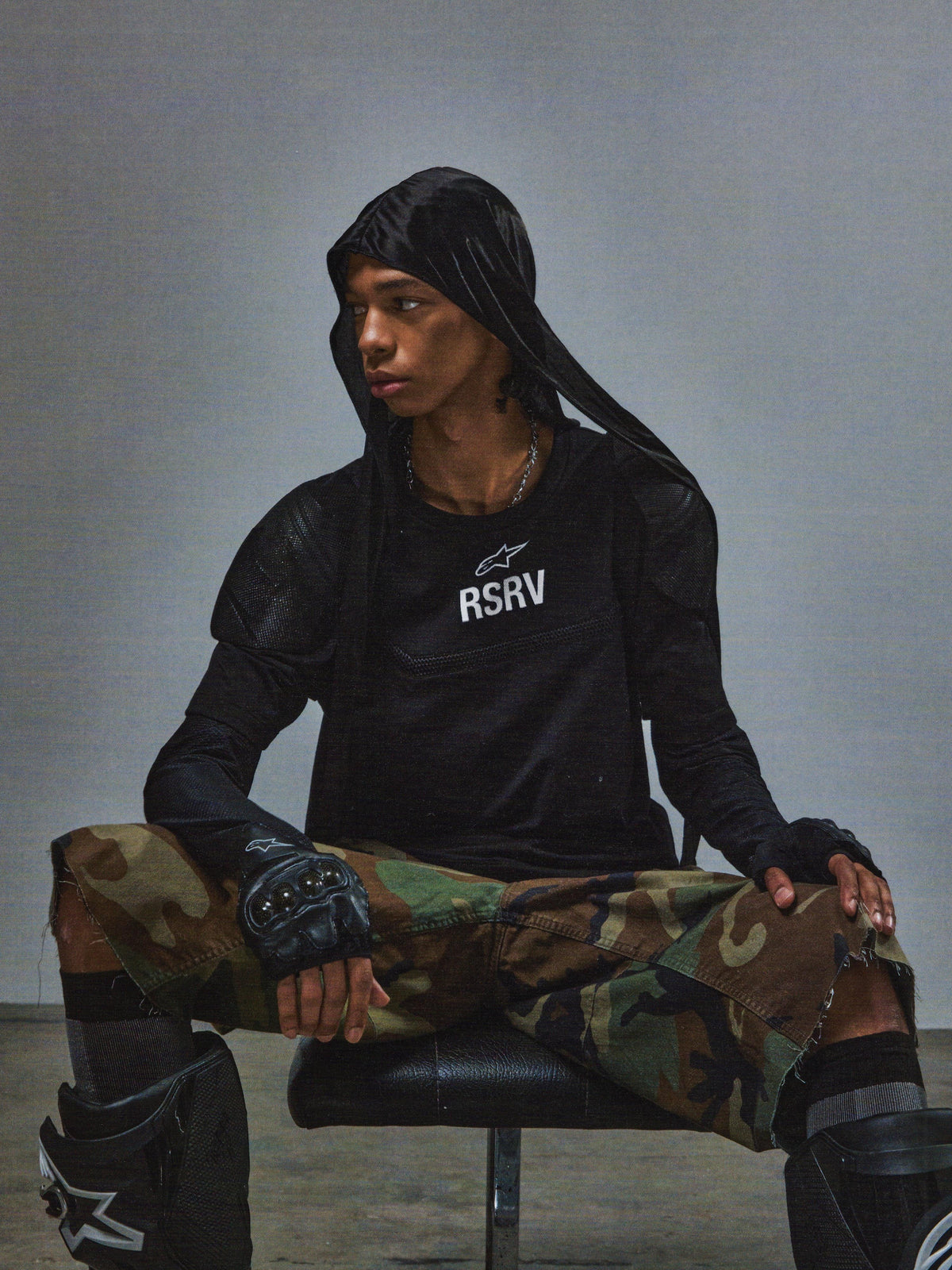 Alpinestars RSRV Nucleon SS Tee, Schwarzes T-Shirt mit RSRV-Aufdruck, Urban Streetwear, Getragen mit Kapuzenpullover, Tarnhose und Knieschützern, Moderner Tactical-Style