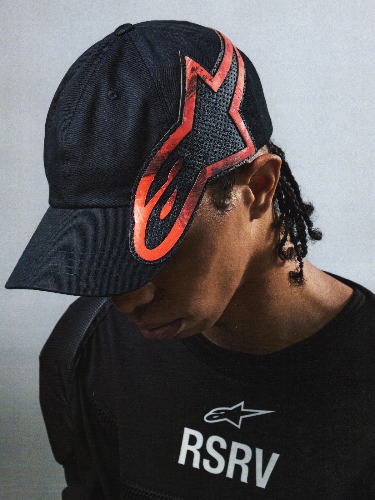 Alpinestars RSRV Lowside Hat, Schwarze Kappe mit Rot-Schwarzem Flammendesign, Unisex Streetwear Cap, Perforiertes Material, RSRV Logo