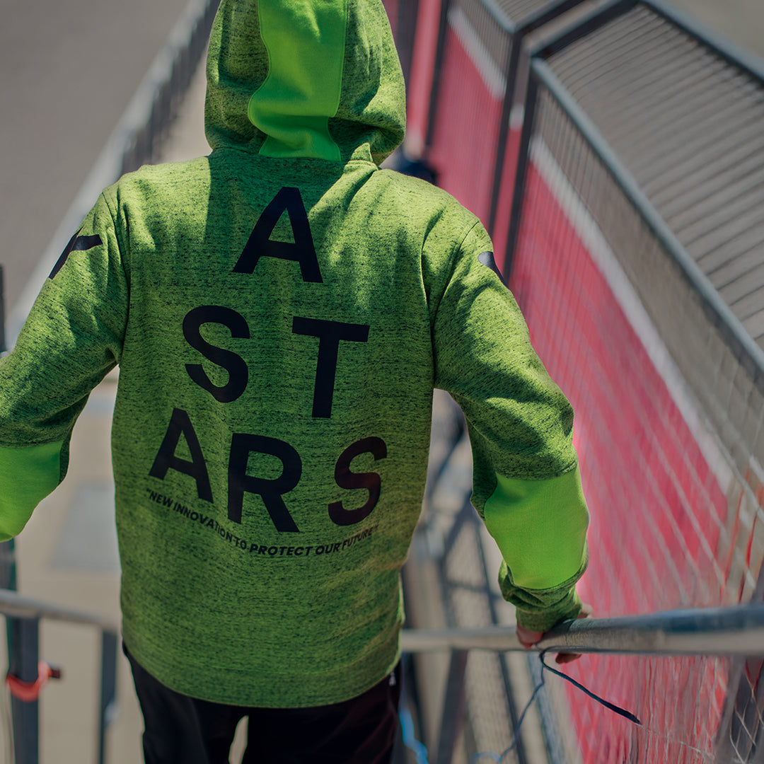 Alpinestars Perpetuate Hoodie, Rückansicht, limegrünes meliertes Fleece, große schwarze ASTARS-Textgrafik auf dem Rücken, lässige Sportbekleidung mit Stoff-Blocking und Kapuze mit Kordelzug