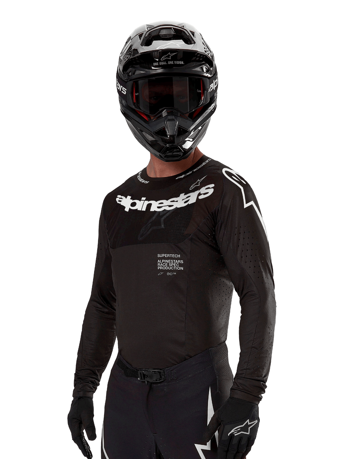 Alpinestars 2024 Supertech Ward Trikot, Motocross-Trikot, Schwarz und Weiß, langärmelige Performance-Ausrüstung mit markantem Alpinestars-Branding, getragen mit passendem Helm und Handschuhen, athletische Passform für den Offroad-Sport