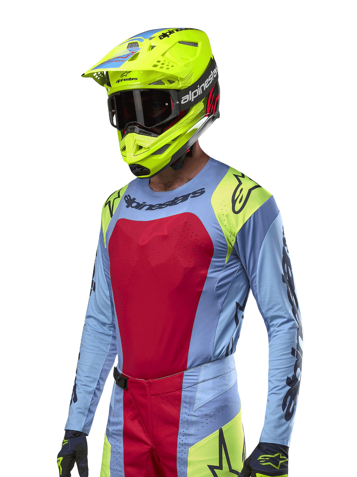 2024 Techstar Ocuri Jersey, Motocross-Rennsport-Trikot, Hellblau mit roten und neongelben Akzenten, getragen mit passendem neongelbem Helm und schwarzer Brille, mit schwarzen Alpinestars-Logos auf Brust und Schultern, sportliches, rennsportinspiriertes Design für Offroad-Performance