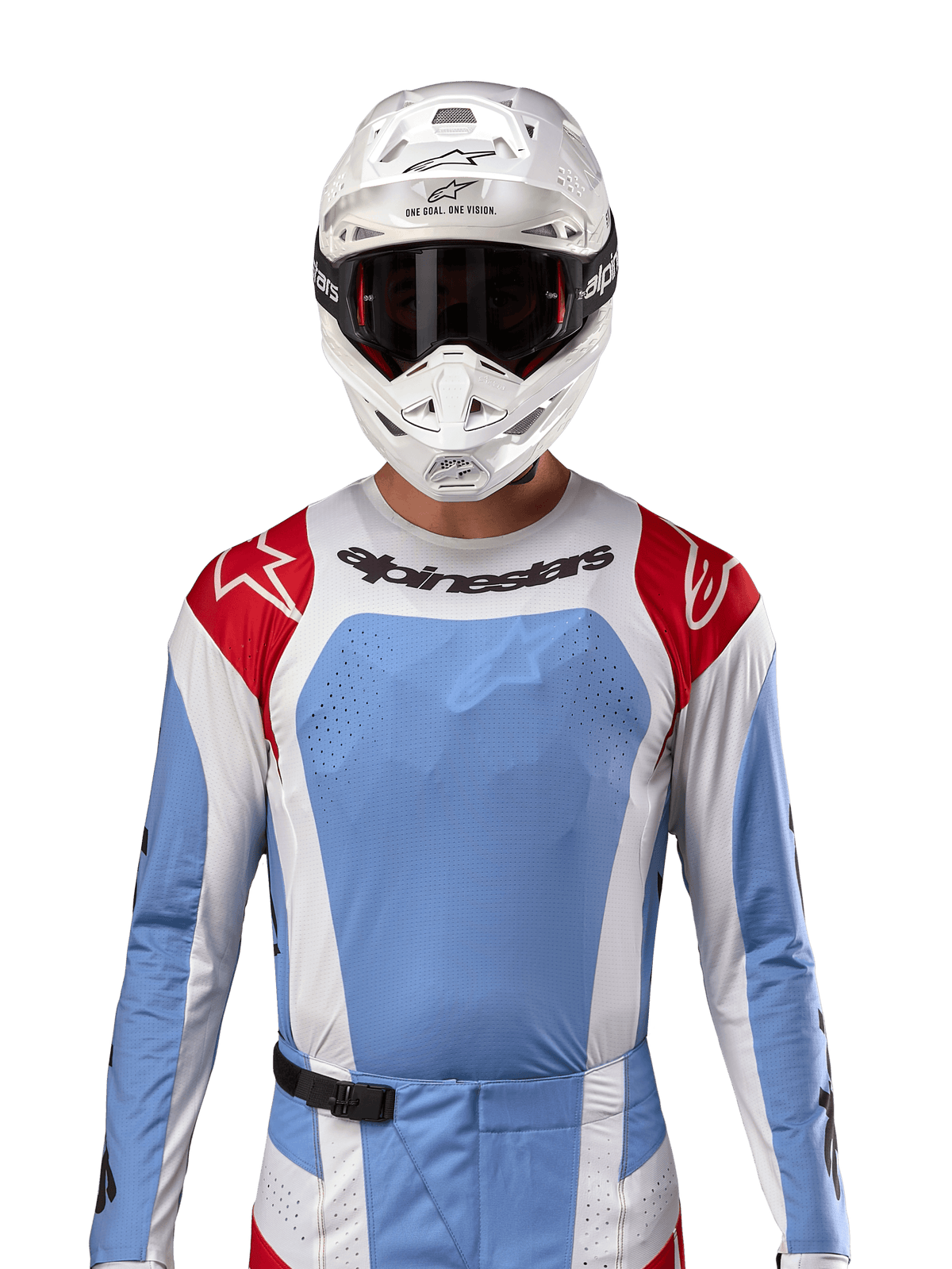 Alpinestars 2024 Techstar Ocuri Trikot, Motocross-Renntrikot, Hellblau, Mars-Rot und Weiß, Vorderansicht mit lasergeschnittener Belüftung und athletischer Passform, getragen mit weißem Helm und Brille für einen professionellen Offroad-Rennlook