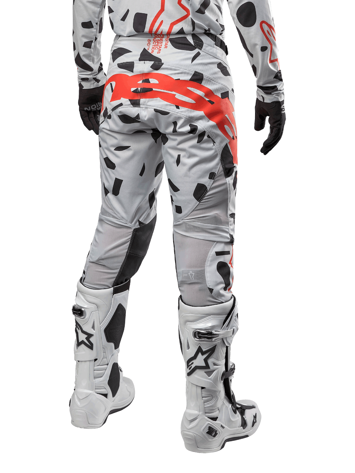 Alpinestars 2024 Techstar Rantera Hose, Motocross-Hose, Haze Gray Camo, mit schwarzen Camouflage-Mustern und einem großen roten Alpinestars-Logo auf dem Gesäß, Rückansicht getragen mit weißen Stiefeln und passender Rennausrüstung