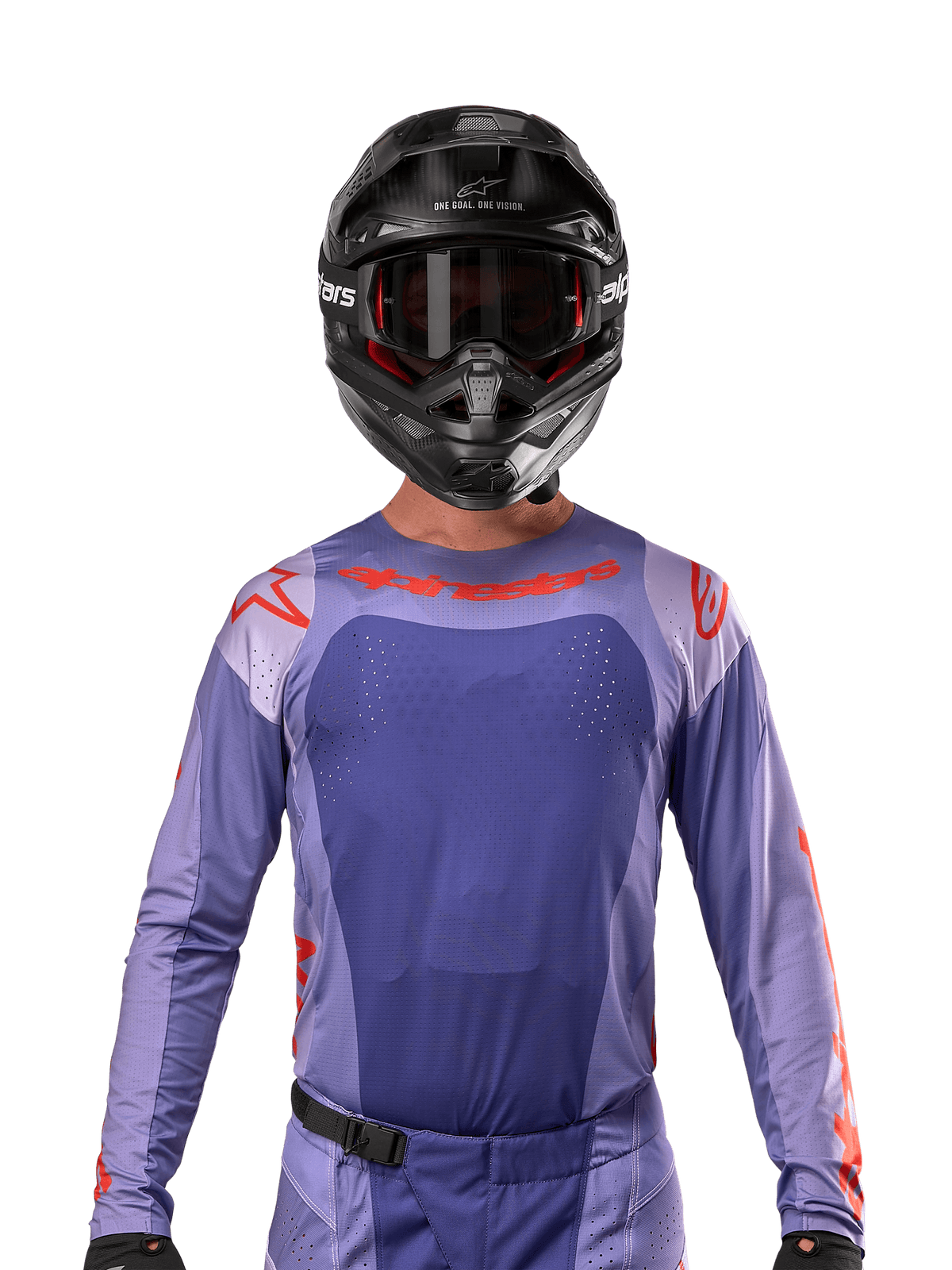 Alpinestars 2024 Techstar Ocuri Jersey, Lila und Hot Orange, getragen von einem Motocross-Fahrer mit schwarzem Helm und Goggles, mit lasergeschnittenen Perforationen auf der Brust, athletischer Rennpassform und auffälligem rotem Branding auf den Schultern und der Brust.