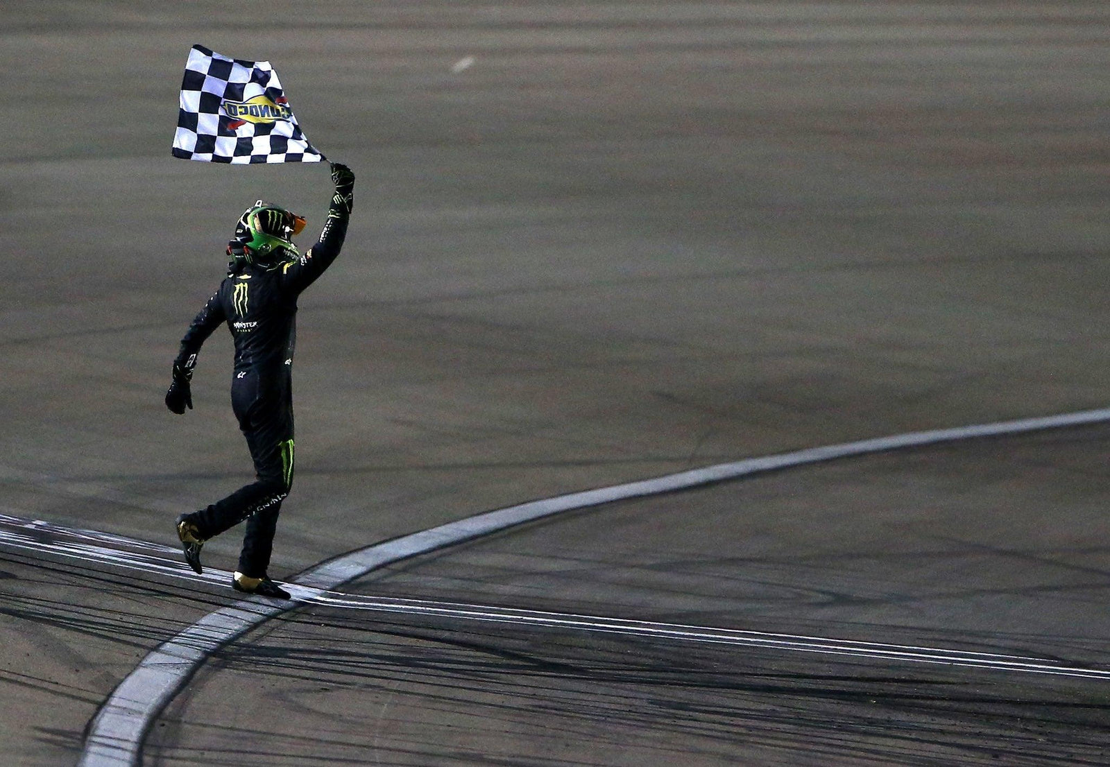 Kurt Busch liefert die Fahrmeisterklasse, um den NASCAR -Heimsieg auf dem Las Vegas Motor Speedway zu holen