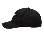 Alpinestars Ageless Curve Kappe, Baseballkappe mit gebogenem Schirm, Schwarz mit weißem 3D-Sticklogo, Seitenansicht, Twill-Gewebe, lässiger Sportswear-Stil