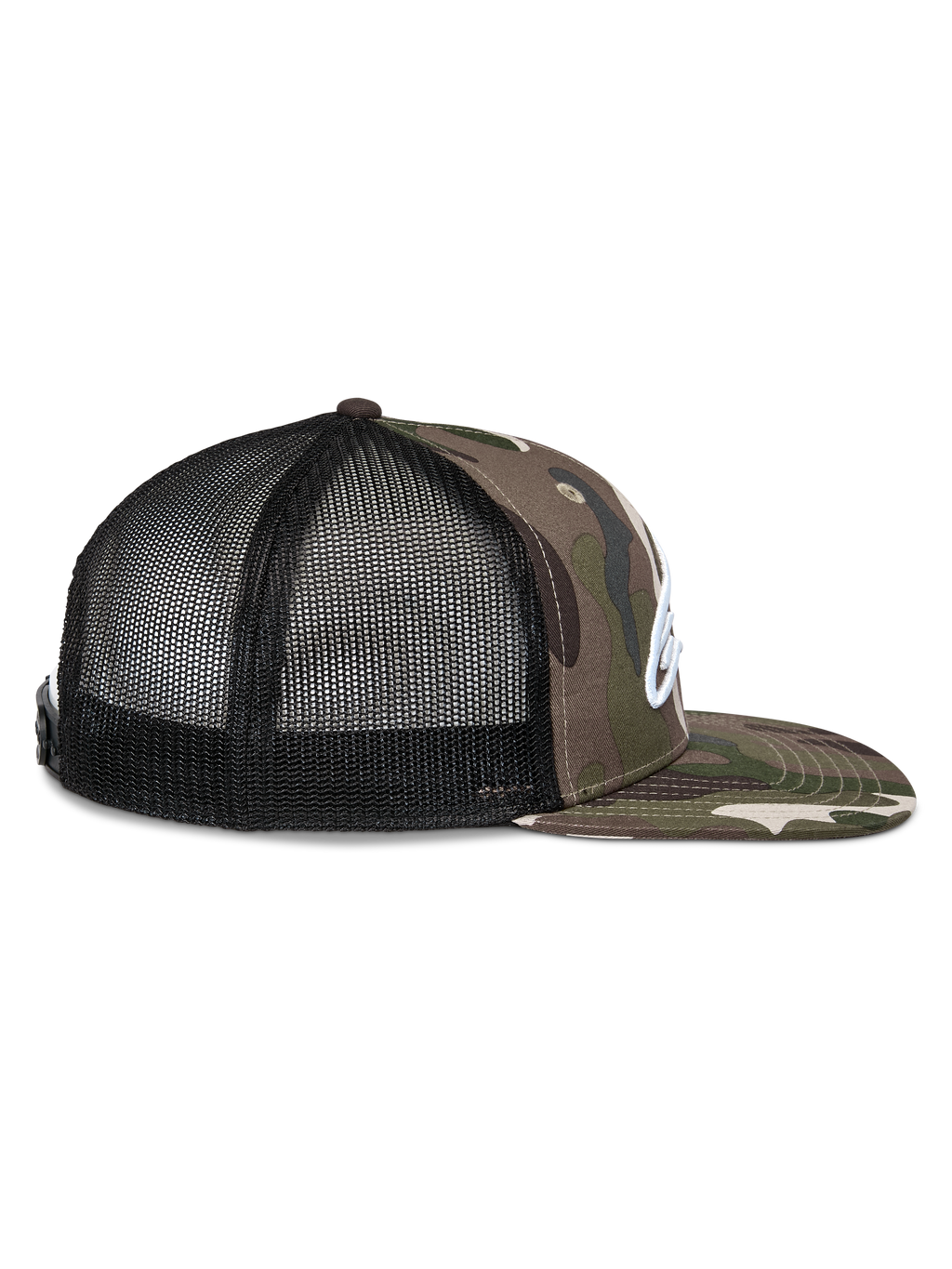 Alpinestars Corp Trucker Cap, Seitenansicht, Green Camo und Schwarz, flacher Schirm mit Camo-Muster, Rückseite aus schwarzem Mesh-Gewebe, weiß besticktes Logo, lässige Motorsport-Kopfbedeckung