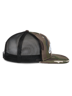 Alpinestars Corp Trucker Cap, Seitenansicht, Green Camo und Schwarz, flacher Schirm mit Camo-Muster, Rückseite aus schwarzem Mesh-Gewebe, weiß besticktes Logo, lässige Motorsport-Kopfbedeckung
