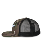Alpinestars Corp Trucker Cap, Seitenansicht, grüne Camouflage-Vorderseite aus Twill mit flachem Schirm, schwarze Mesh-Rückseite, weiß gesticktes Astars-Logo, lässige Motorsport-Streetwear
