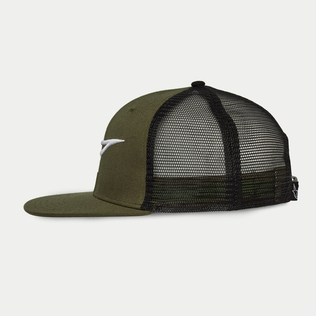 Alpinestars Corp Trucker Mütze in Military Black, Seitenansicht, olivgrüner flacher Schirm und strukturierte Krone mit weißem 3D-gesticktem Logo, schwarze Mesh-Einsätze für Belüftung
