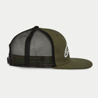 Alpinestars Corp Trucker Mütze, Military Black, Seitenansicht, Trucker-Kappe mit flachem Schirm, olivgrüne strukturierte Krone mit weißem gesticktem 3D-Logo, schwarze Mesh-Einsätze hinten, verstellbarer Snapback-Verschluss
