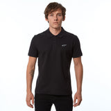 Alpinestars Capital Polo-Shirt, Schwarz, Kurzarm-Piqué-Poloshirt mit weißem Brust-Logo, 2-Knopf-Leiste, Rippkragen und -bündchen, lässige Motorsport-Lifestyle-Bekleidung