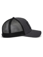Alpinestars Flag Snapback Mütze in Charcoal Heather Black, Seitenansicht mit gebogenem Schirm, strukturierter Twill-Frontpartie mit Merrow-Patch und atmungsaktivem Polyester-Mesh-Rückteil.