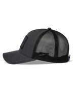 Alpinestars Flag Snapback Mütze, Anthrazit-Melange und Schwarz, Seitenansicht, gebogener Schirm mit strukturierter Krone, Twill-Vorderseite und schwarze Poly-Mesh-Rückseite, kleiner Astars-Logo-Patch an der Seite, lässige Motorsport-Kopfbedeckung