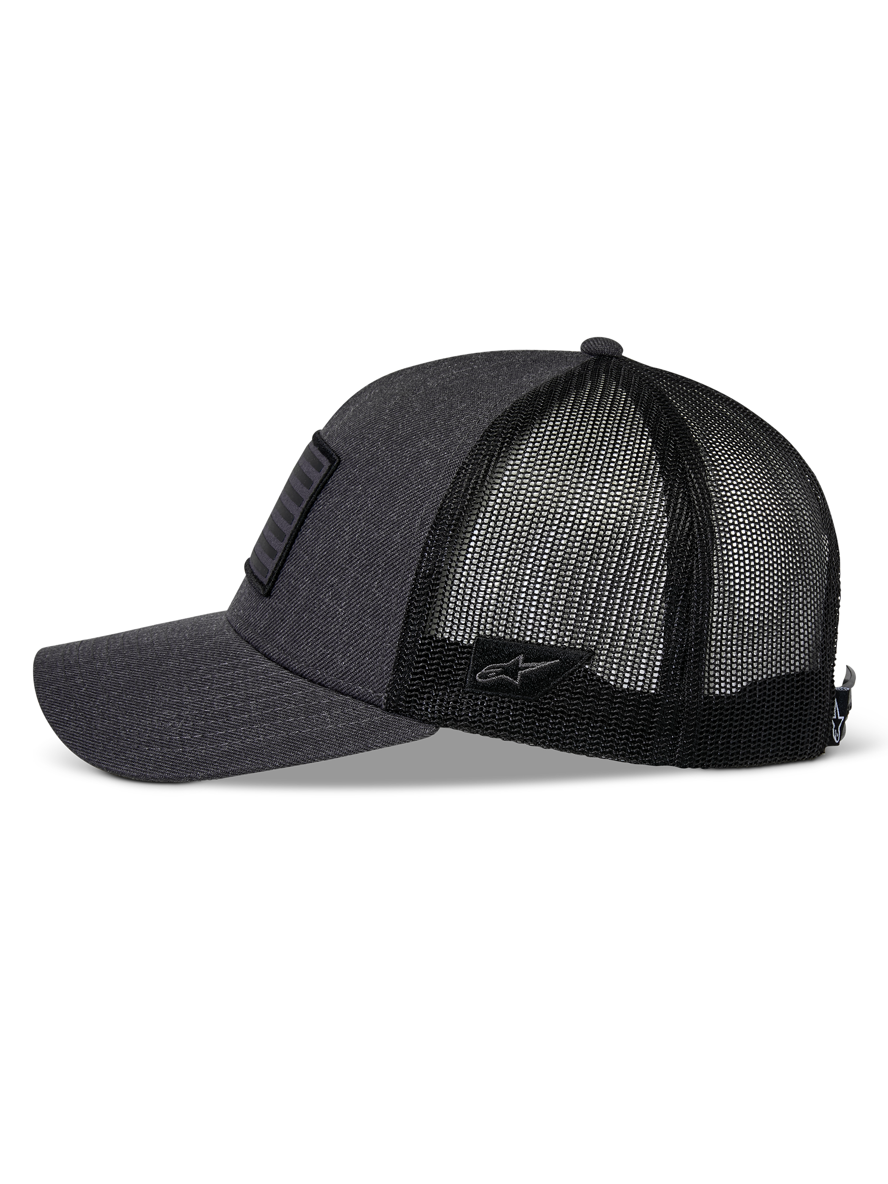 Alpinestars Flag Snapback Mütze, Anthrazit-Melange und Schwarz, Seitenansicht, gebogener Schirm mit strukturierter Krone, Twill-Vorderseite und schwarze Poly-Mesh-Rückseite, kleiner Astars-Logo-Patch an der Seite, lässige Motorsport-Kopfbedeckung