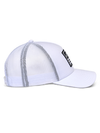 Alpinestars Flag Snapback Cap, Trucker-Style Kappe, Weiß, Seitenansicht zeigt weiße Twill-Vorderseite und atmungsaktiven Mesh-Rücken, gebogener Schirm, schwarzer Merrow-Patch mit weißem Logo, lässige Motorsport-Kopfbedeckung
