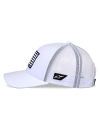 Alpinestars Flag Snapback Kappe, Weiß, Seitenansicht einer Trucker-Style-Cap mit gebogenem Schirm und weißer Mesh-Rückseite, schwarzer Logo-Patch an der Seite und gestreifter Front-Patch