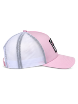 Alpinestars Flag Snapback Mütze, Pink und Weiß, Seitenansicht mit pinker Twill-Vorderseite und weißer Mesh-Rückseite, gebogener Schirm, strukturierte Krone, schwarzer Patch mit weißen und pinken Details, lässige, vom Motorsport inspirierte Kopfbedeckung