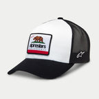 Alpinestars Cali 2.0 Kappe, Trucker-Kappe, Weiß und Schwarz, mit gewebtem California-Bären-Patch und Alpinestars-Branding, strukturierte Krone, schwarzer gebogener Schirm und Mesh-Rückseite, lässige Motorsport-Kopfbedeckung
