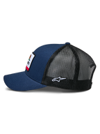 Alpinestars Cali 2.0 Kappe, Dunkelblau und Schwarz, Seitenansicht, Twill-Vorderseite mit gewebtem Merrow-Patch, schwarze Poly-Mesh-Rückseite mit weißem gesticktem Stern-Logo, gebogener Schirm, lässige vom Motorsport inspirierte Kopfbedeckung