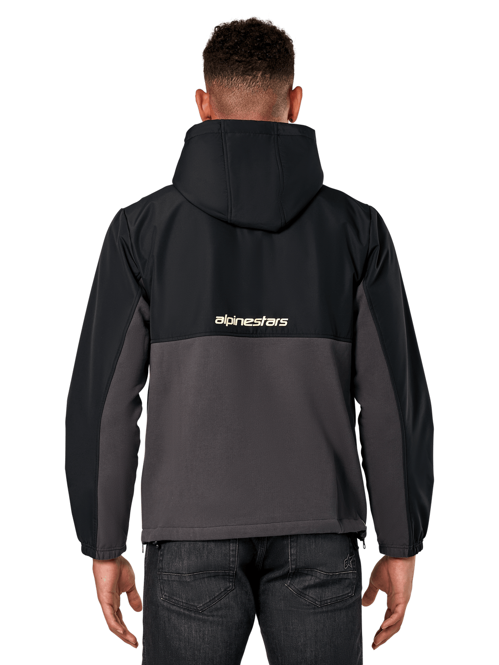 Alpinestars Juncture Hybrid Jacke, Rückansicht, Schwarz und Gunmetal, lässiger Sportswear-Anorak mit Materialmix-Konstruktion, Ripstop-Oberteil und Canvas-Fleece-Unterteil, Alpinestars-Logo auf dem Rücken, getragen mit dunkler Hose