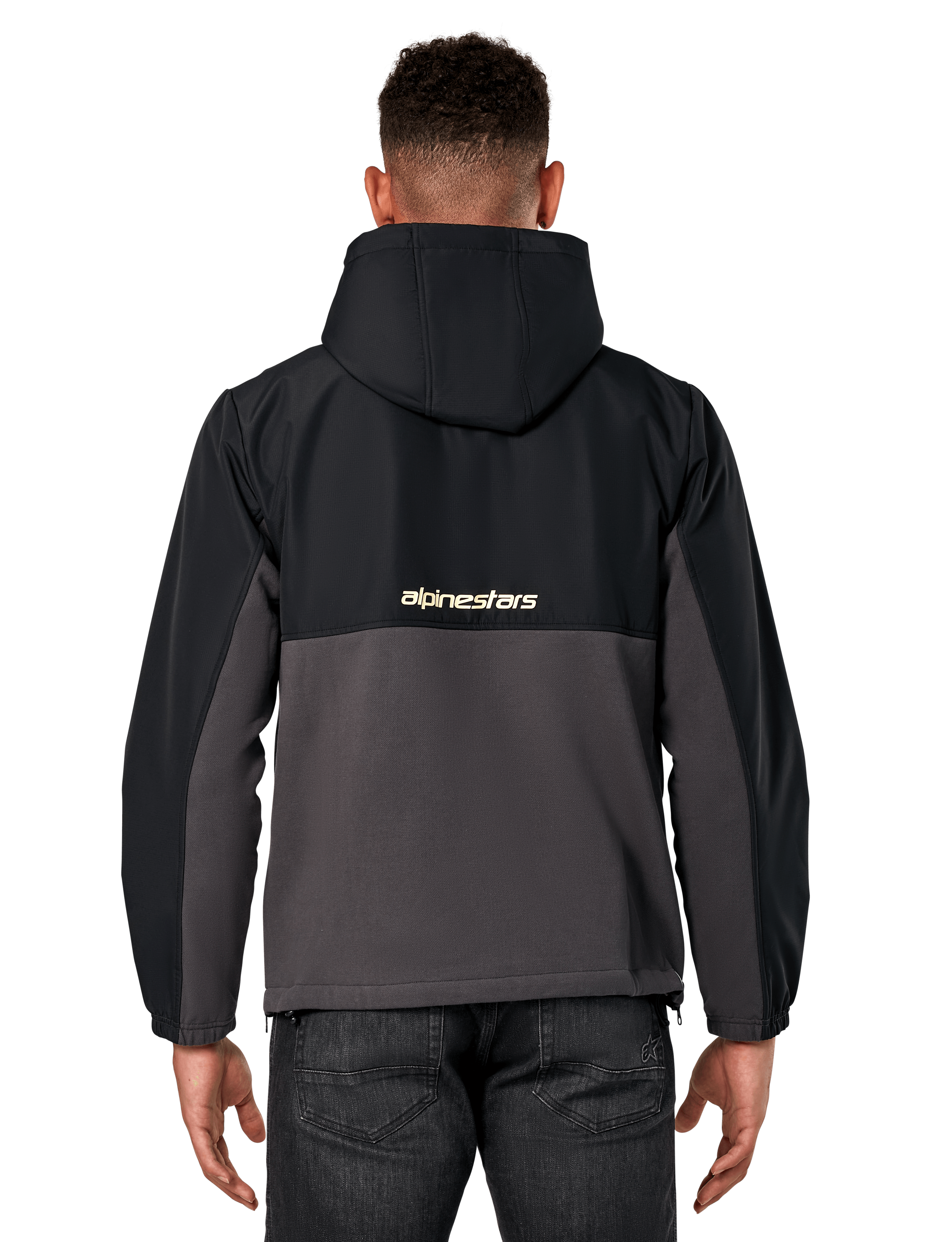 Alpinestars Juncture Hybrid Jacke, Rückansicht, Schwarz und Gunmetal, lässiger Sportswear-Anorak mit Materialmix-Konstruktion, Ripstop-Oberteil und Canvas-Fleece-Unterteil, Alpinestars-Logo auf dem Rücken, getragen mit dunkler Hose