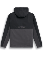 Alpinestars Juncture Hybrid Jacke, Rückansicht, Schwarz und Gunmetal, Anorak aus Mischmaterial mit Ripstop-Passe und Kapuze, „alpinestars“-Schriftzug auf dem Rücken, lässige Motorsport-Streetwear