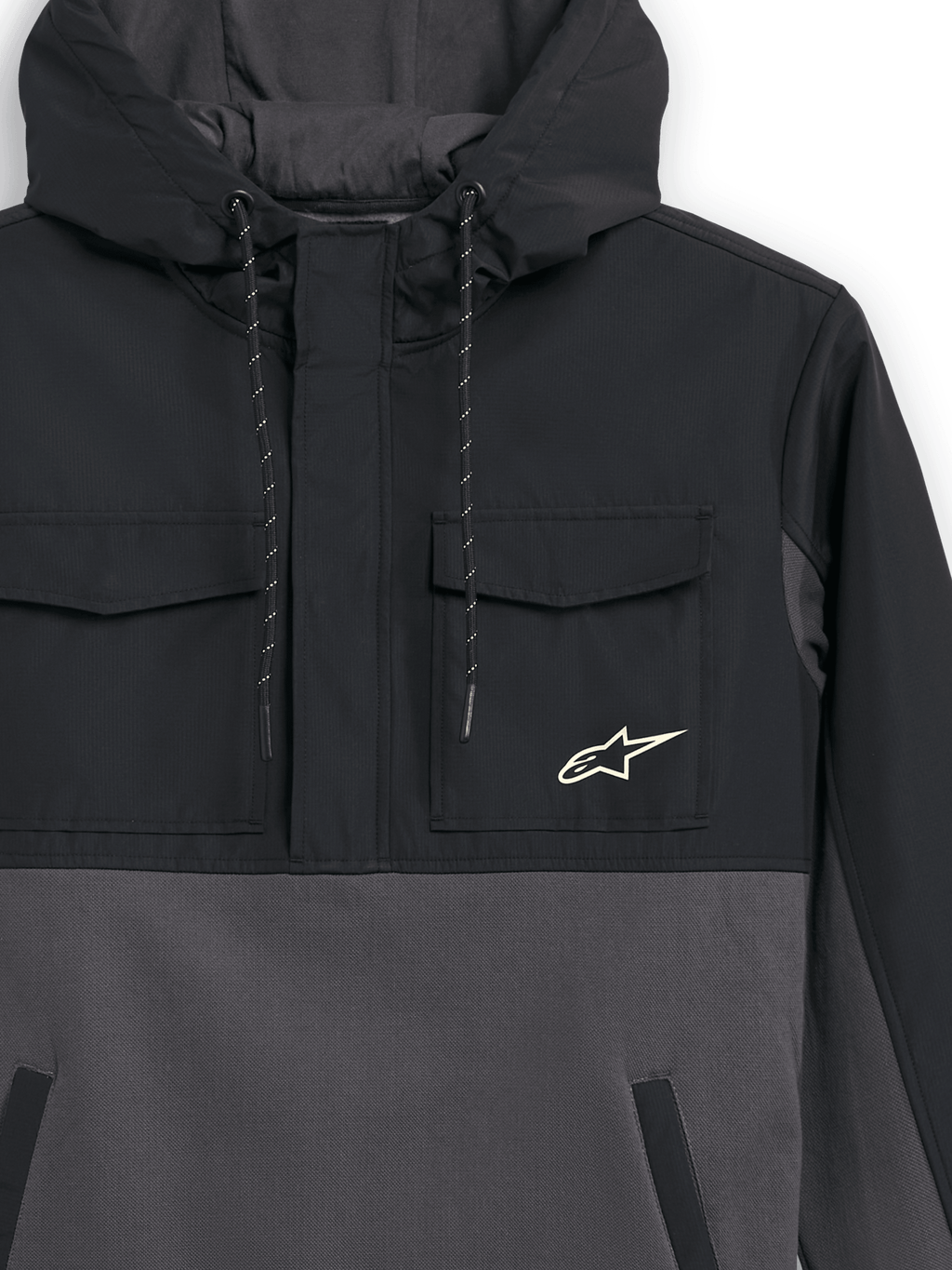 Alpinestars Juncture Hybrid Jacke, Schwarz und Gunmetal, Nahaufnahme der Vorderseite, Anorak aus Mischmaterial mit Ripstop-Brusttaschen und Canvas-Fleece-Körper, Alpinestars Stern-Logo auf der Brust, Kapuze mit Kordelzug, lässige Motorsport-Streetwear