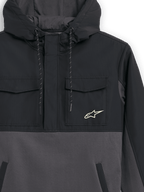 Alpinestars Juncture Hybrid Jacke, Schwarz und Gunmetal, Nahaufnahme der Vorderseite, Anorak aus Mischmaterial mit Ripstop-Brusttaschen und Canvas-Fleece-Körper, Alpinestars Stern-Logo auf der Brust, Kapuze mit Kordelzug, lässige Motorsport-Streetwear