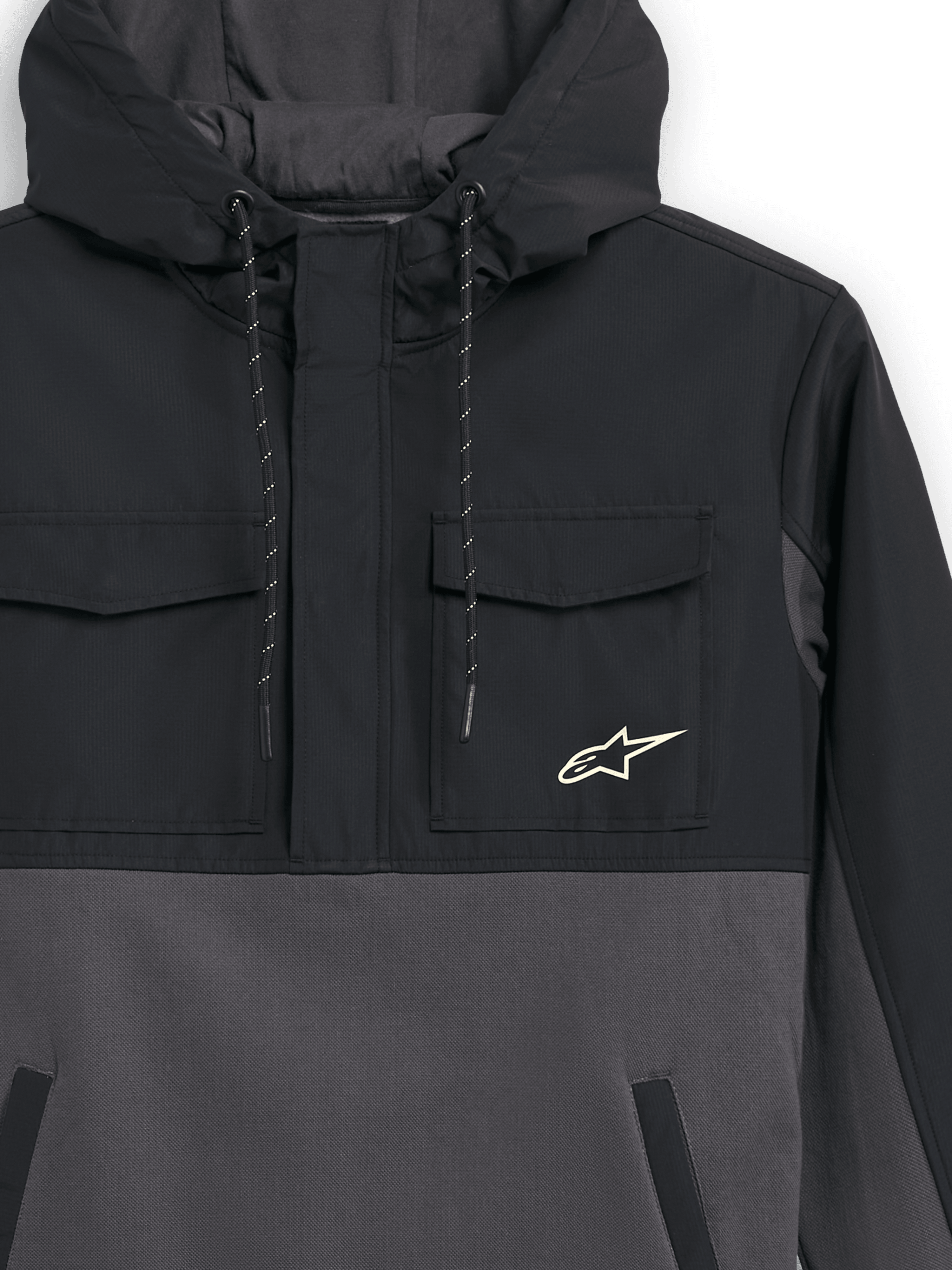 Alpinestars Juncture Hybrid Jacke, Schwarz und Gunmetal, Nahaufnahme der Vorderseite, Anorak aus Mischmaterial mit Ripstop-Brusttaschen und Canvas-Fleece-Körper, Alpinestars Stern-Logo auf der Brust, Kapuze mit Kordelzug, lässige Motorsport-Streetwear