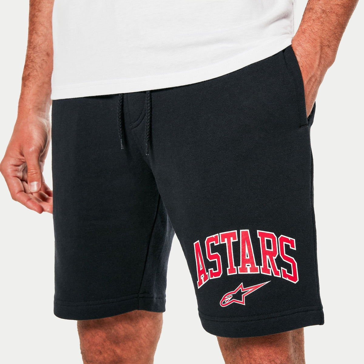 Alpinestars Dunker Short, Fleece-Trainingshose in Schwarz, rotes ASTARS-Logo mit weißer Umrandung auf dem Oberschenkel, elastischer Bund mit Kordelzug, Seitentaschen, sportliche Freizeitkleidung