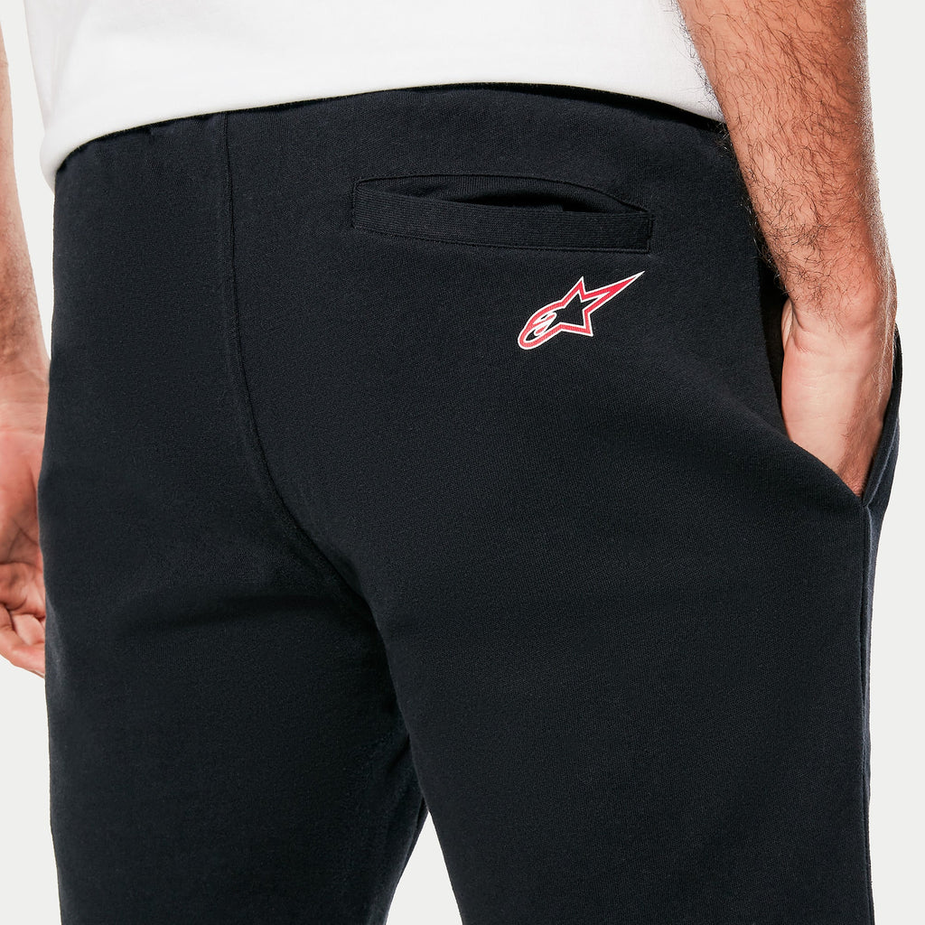 Alpinestars Dunker Short, Fleece-Trainingsshorts in Schwarz, Detailaufnahme der hinteren Leistentasche und des Logos auf der Hüfte, komfortable Sportbekleidung für Herren