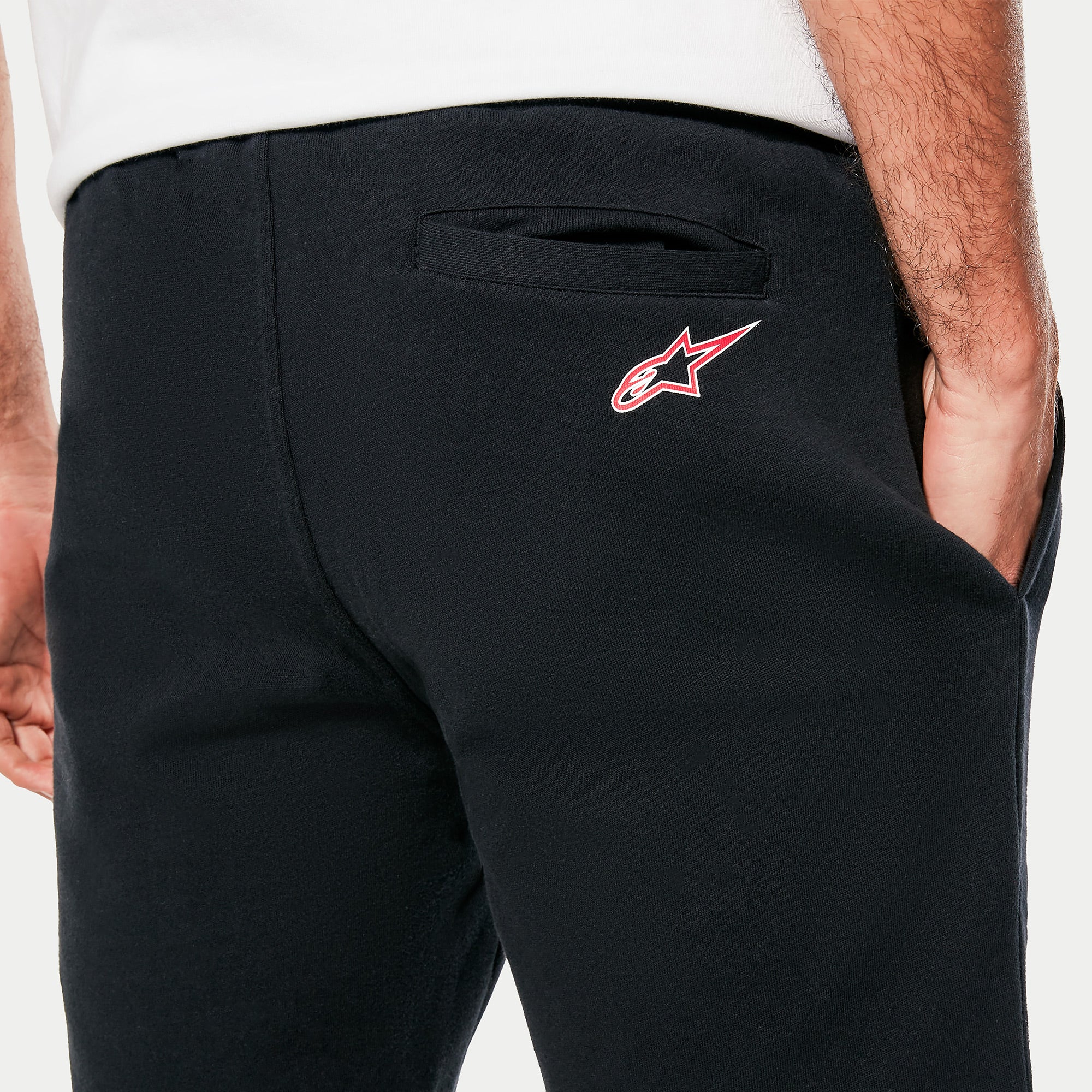 Alpinestars Dunker Short, Fleece-Trainingsshorts in Schwarz, Detailaufnahme der hinteren Leistentasche und des Logos auf der Hüfte, komfortable Sportbekleidung für Herren