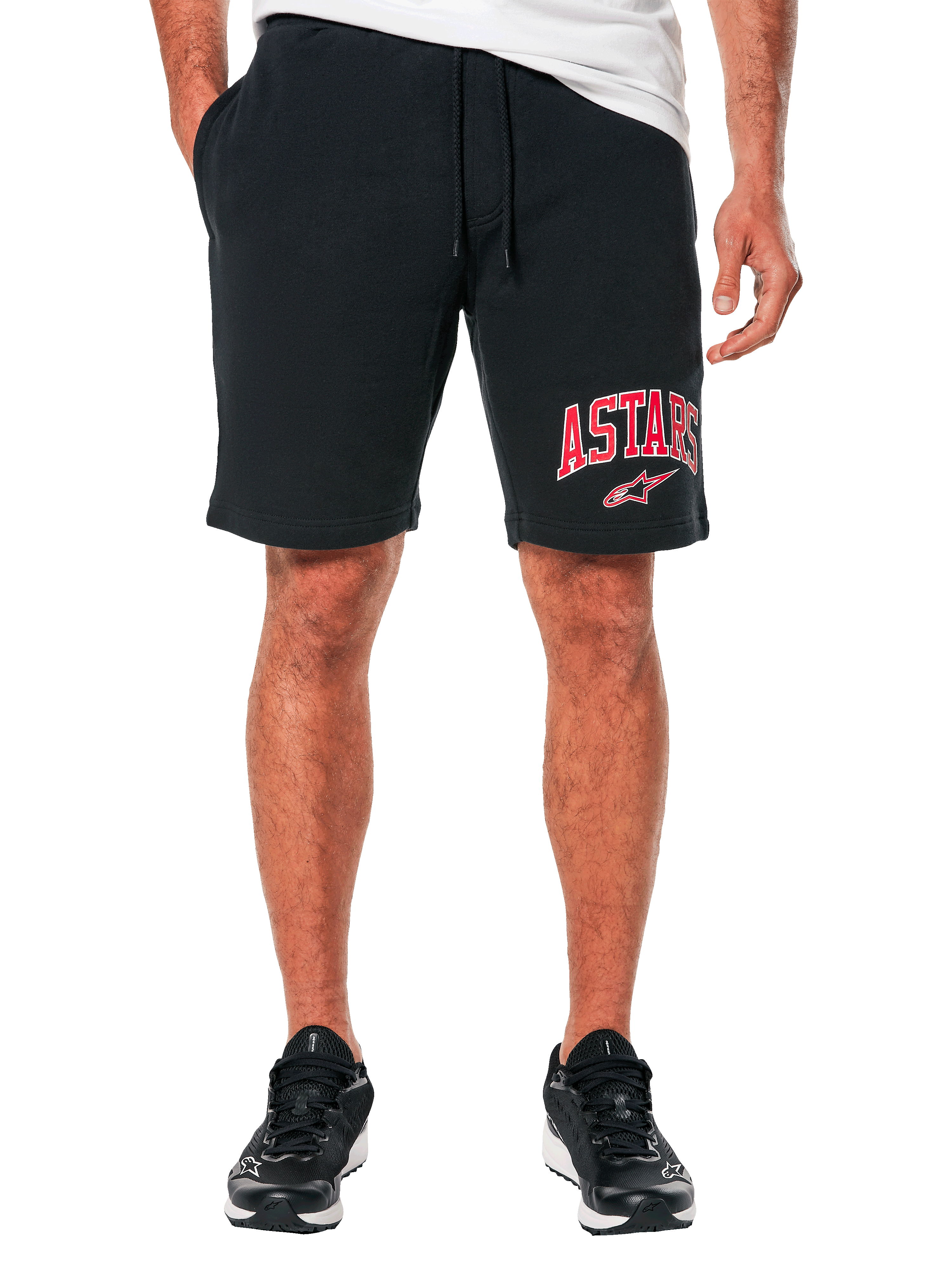 Alpinestars Dunker Shorts, schwarze Fleece-Trainingsshorts für Herren, rotes ASTARS-Logo auf dem linken Oberschenkel, elastischer Bund mit Kordelzug, bequeme sportliche Freizeitkleidung