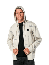 Alpinestars Plenitude Hoodie, lässige Sportbekleidung, Off-White Fleece mit Reißverschluss vorne und grauen Allover-Logo-Grafiken, getragen von einem Mann mit aufgesetzter Kapuze über einem schwarzen Shirt, kleiner Logo-Patch auf der Brust, Kängurutasche