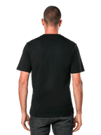 Alpinestars Ageless 2.0 CSF Tee, Kurzarm-T-Shirt, Schwarz, Rückansicht am Modell, schlichtes Design mit Cut-and-Sew-Passform, lässige vom Motorsport inspirierte Sportbekleidung